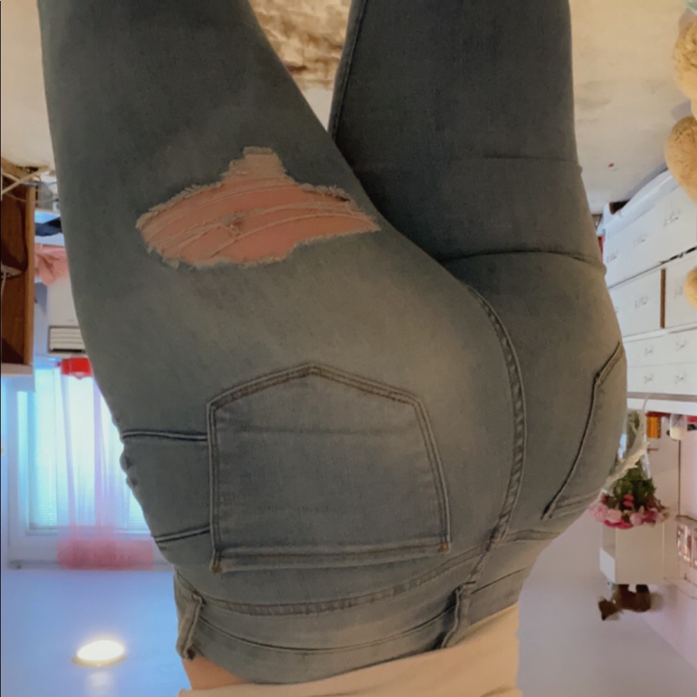 Butt rip jeans!!
